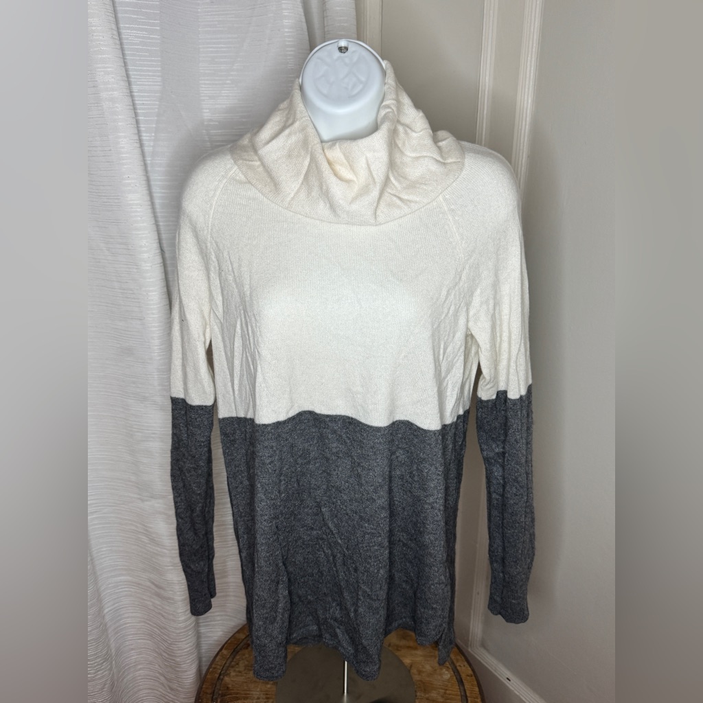 Nwt Ann Taylor Women’s Gray & White Turtleneck Sweater
